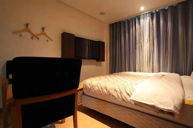 غرفة قياسية بسرير مزدوج، Yuwon Hotel 3/3