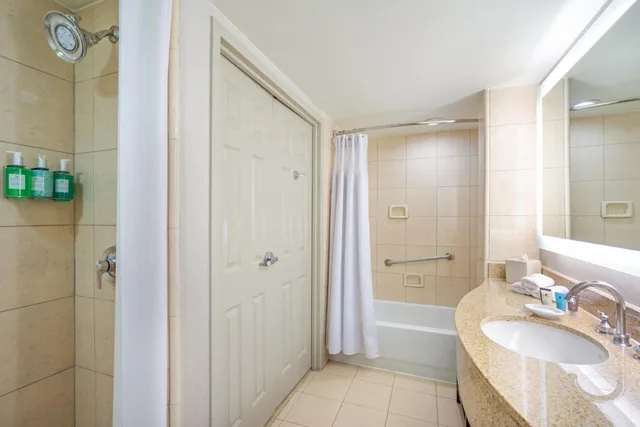 جناح بسرير كينج بغرفة نوم واحدة مع أريكة، Astor Crowne Plaza New Orleans French Quarter, An Ihg Hotel 7/9
