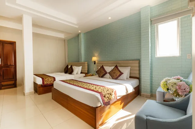 Family, 1 Queen and 1 Double Bed, Airport Saigon Hotel 2/3