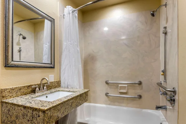غرفة بسرير مزدوج، I-Drive Hotel at Universal 6/6