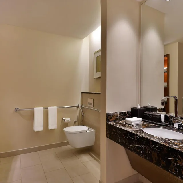 Deluxe, King Bed, Golf Course View, Balcony، VOGO Abu Dhabi Golf Resort & Spa 3/7