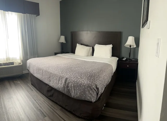 جناح بسرير كينج مع أريكة، Econo Lodge & Suites Grand Rapids Airport 1/3