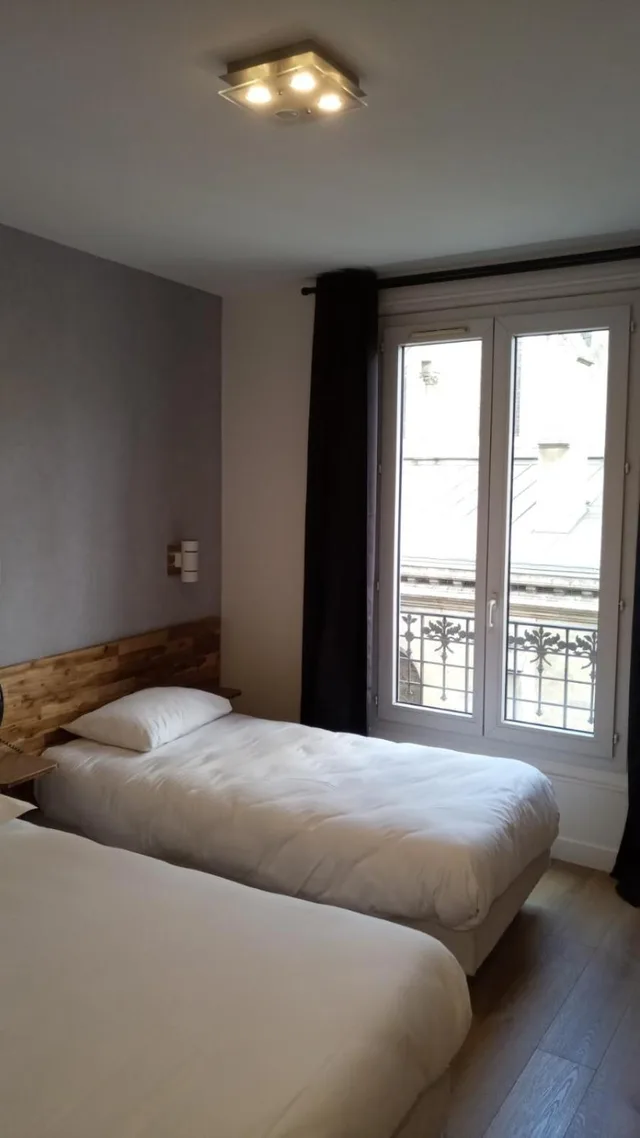 غرفة ثلاثية، HOTEL DE LA PERDRIX ROUGE 1/7