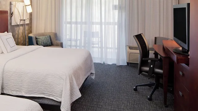غرفة بسريرين كوين بشرفة مع أريكة، Courtyard by Marriott West Homestead Waterfront 3/4