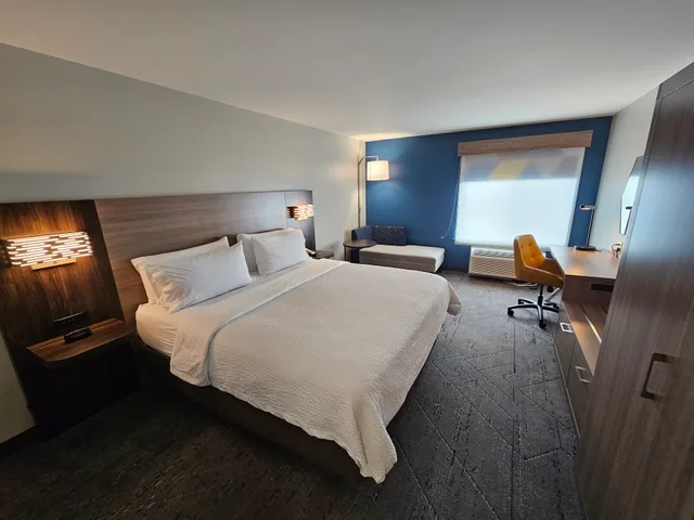غرفة بسرير كينج، Holiday Inn Express Hotel & Suites Cincinnati-Blue Ash 2/9