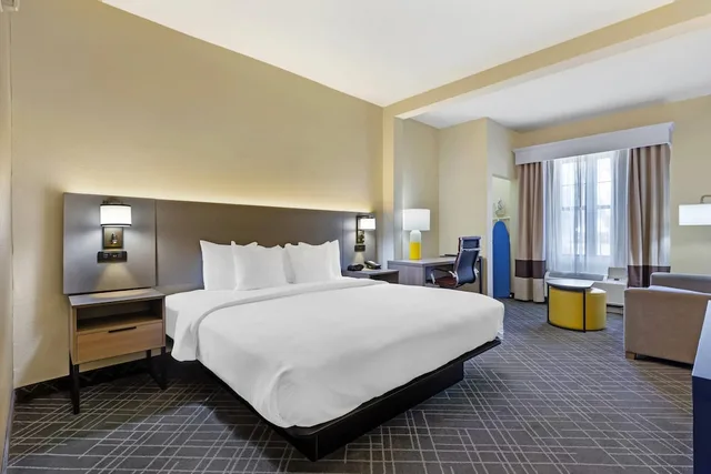 غرفة قياسية بسرير كينج مع أريكة، Comfort Suites Hanes Mall 1/7