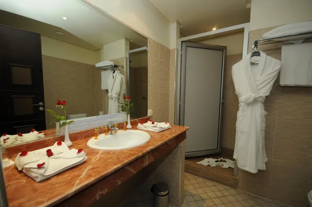 غرفة ثلاثية، Hotel Almas 6/10