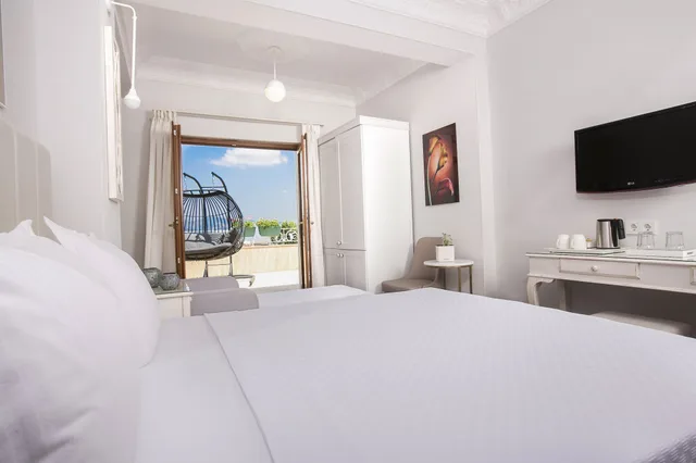 غرفة بسرير كوين بإطلالة على البحر بشرفة، Ascot Hotel 1/3