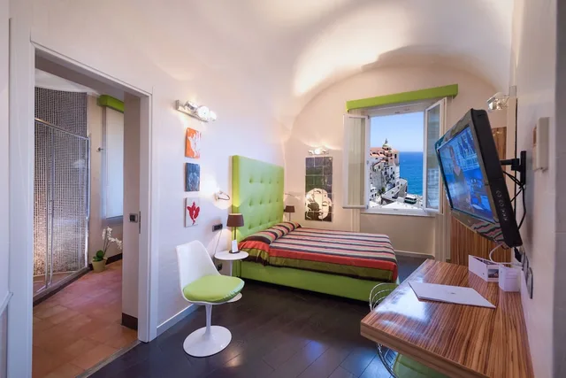 غرفة كلاسيكية بسريرين منفصلين بإطلالة جزئية على البحر، Palazzo Ferraioli 6/8