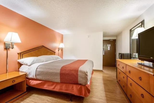 غرفة ديلوكس بسرير كينج للمدخنين، Motel6 Albert Lea, MN 4/7