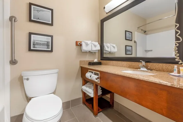 جناح بسرير كينج مع أريكة في الطابق العلوي، Comfort Inn Arcata Humboldt Area 8/8