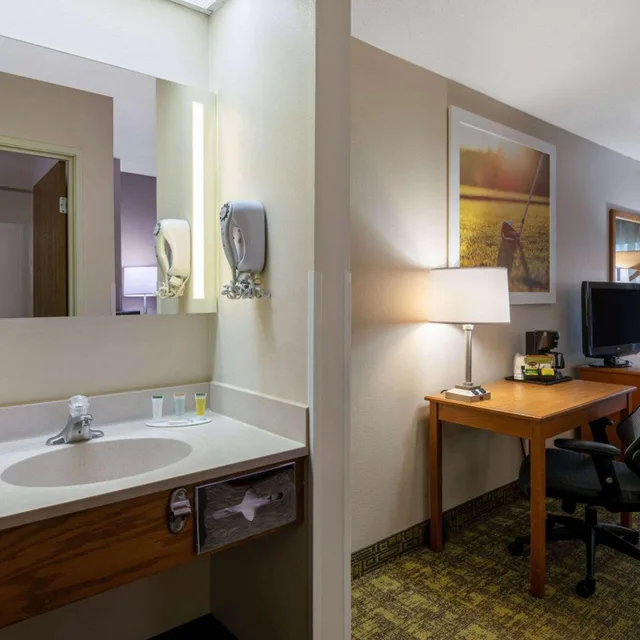 جناح بسرير كوين بجاكوزي، Days Inn & Suites by Wyndham Madison 7/8
