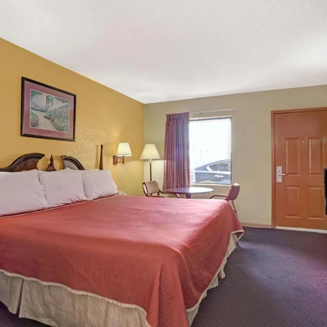 غرفة قياسية بسرير كينج للمدخنين، Travelodge By Wyndham Forest Park Atlanta South 1/4