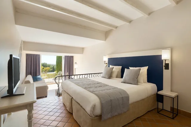 غرفة عائلية بسرير كوين مع أريكة، Le Fregate Provence 1/4