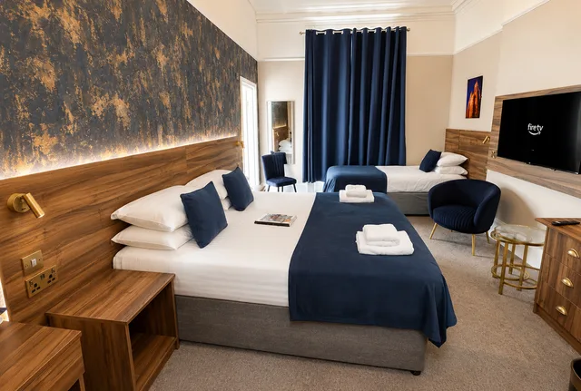 غرفة ثلاثية بسرير مزدوج وسريرين منفصلين، Hedley House Hotel 1/1