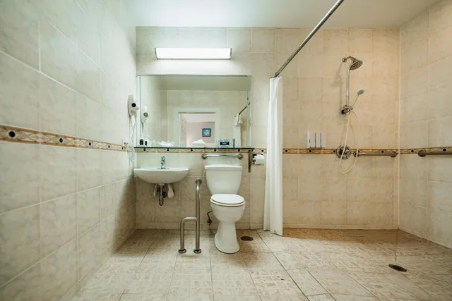 غرفة بسريرين مزدوجين لذوي الإعاقة، The Congress Plaza Hotel 7/7