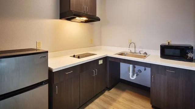 جناح بسريرين كوين مع أريكة بمطبخ بحوض استحمام لذوي الإعاقة، Best Western Plus Lonestar Inn and Suites 3/3