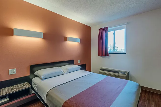 1 King Bed - Mobility Accessible Tub, Nsmk، Motel6 Martinsburg, WV 2/10
