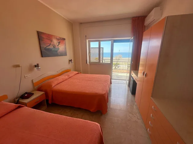 غرفة ثلاثية، Hotel Germania 8/10