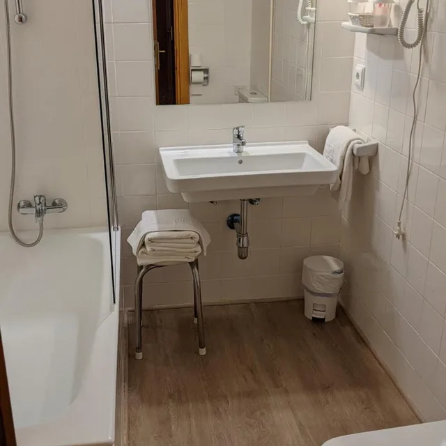 غرفة ثلاثية، Hotel Vicente 6/8