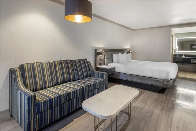 غرفة بسرير كينج مع أريكة بحوض استحمام، Best Western Plus Executive Suites 8/10