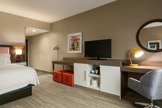غرفة بسرير كينج مع أريكة، Hampton Inn Kernersville 6/8