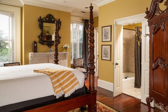 Deluxe, Queen Bed, The Inn on West Liberty 1/2