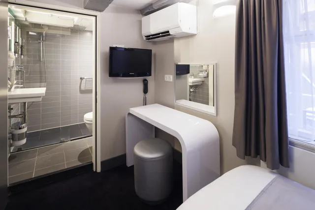 غرفة مفردة، Hotel CC 14/15