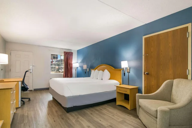 غرفة بسرير كينج، Econo Lodge Branson Theater District 3/9