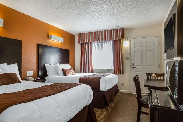 غرفة بسريرين مزدوجين للمدخنين، Rodeway Inn Wine Country 2/2