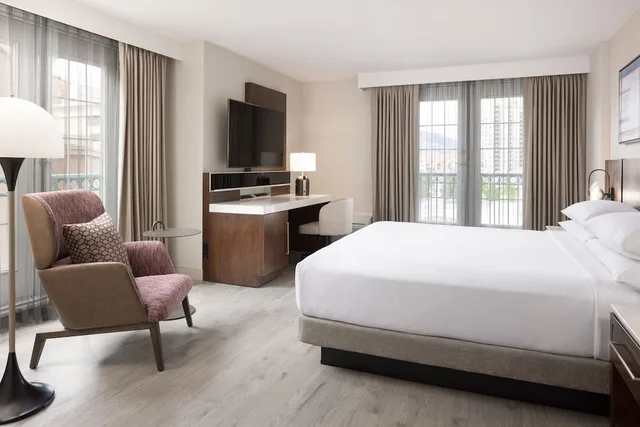 جناح بسرير كينج بإطلالة على المدينة بغرفة نوم واحدة مع أريكة، Delta Grand Okanagan Resort 1/4