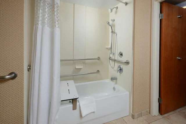غرفة بسرير كينج لذوي الإعاقة، Hampton Inn Raleigh/Durham-Airport 3/3