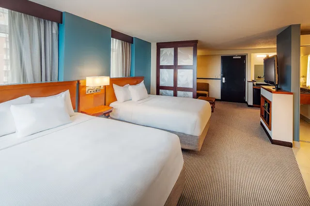 غرفة قياسية بسريرين كوين مع أريكة، Hyatt Place Madison Downtown 1/9