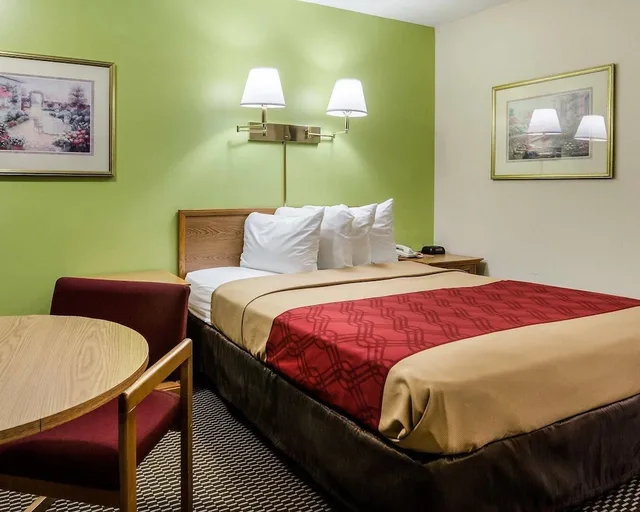 غرفة قياسية بسرير كوين، Econo Lodge University 5/7