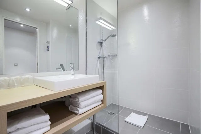 غرفة سوبيريور بسرير مزدوج وسرير فردي، Kyriad Paris 18 - Porte De Clignancourt - Montmartre 6/10