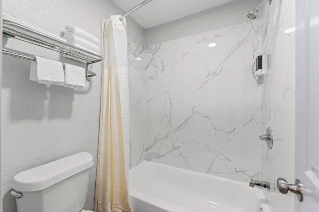 غرفة بسرير كينج، Econo Lodge Inn & Suites Sealy 8/10