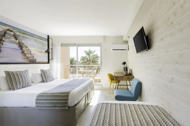 غرفة قياسية بسرير كينج وسرير فردي بإطلالة على البحر، Best Western Plus Hotel Canet-Plage 1/5