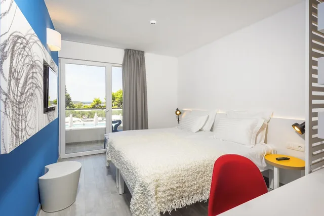 غرفة سوبيريور بسرير مزدوج بإطلالة على المسبح بشرفة، Pharos, Hvar Bayhill Hotel 6/10