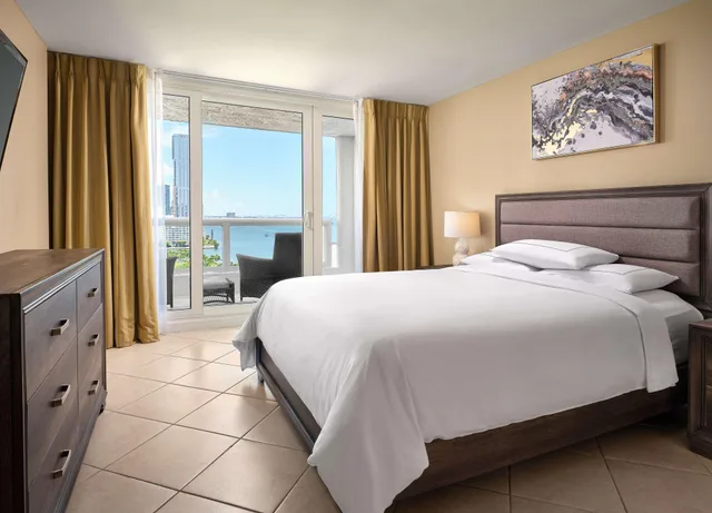 إقامة بسرير كينج وسرير كوين بغرفتي نوم بمطبخ، Doubletree By Hilton Grand Hotel Biscayne Bay 1/4