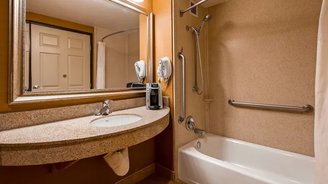 جناح بسرير كينج، Best Western Exeter Inn & Suites 2/3