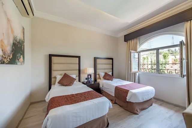 فيلا ديلوكس بسرير كينج وسريرين فرديين بـ3 غرف نوم، منتجع واحة ميرال الطائف(Meral Oasis Resort Taif) 4/10