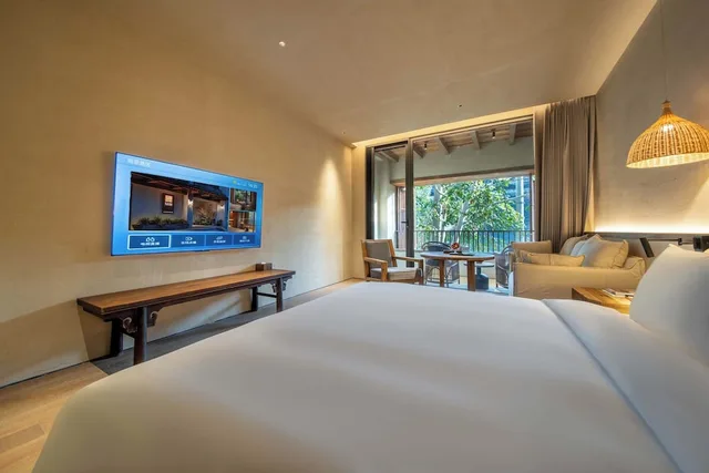 غرفة فاخرة بسرير كوين بإطلالة على الفناء بشرفة، YUANLI HOTEL 1/6
