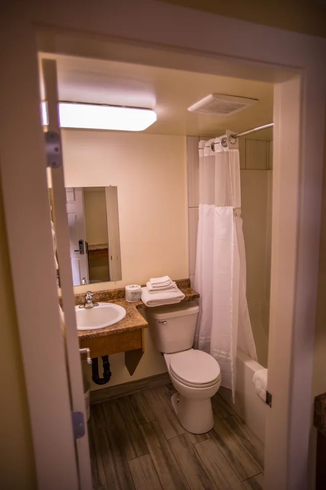 جناح بسرير كوين بغرفة نوم واحدة مع أريكة بمطبخ، Sahara Courtyard Inn Penticton 6/8