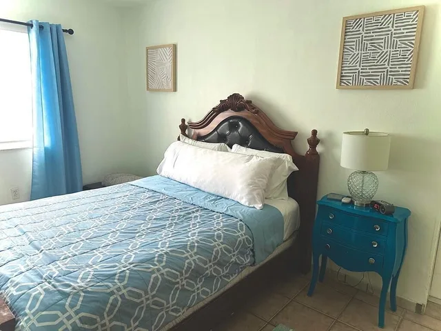 Room, Queen Bed, Sofa, Blue House [Vr] 3/10
