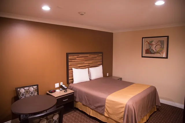 غرفة قياسية بسرير كوين، Diamond Bell Inn And Suites 3/5