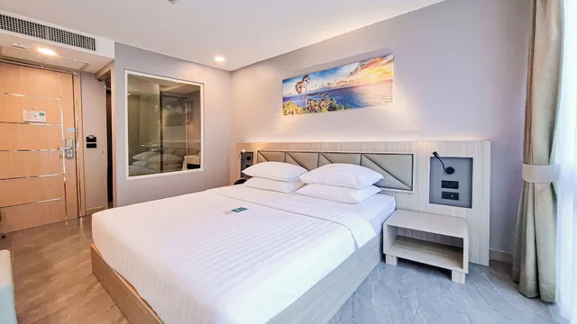 Standard, King Bed, Clarian Hotel Beach Patong 3/10