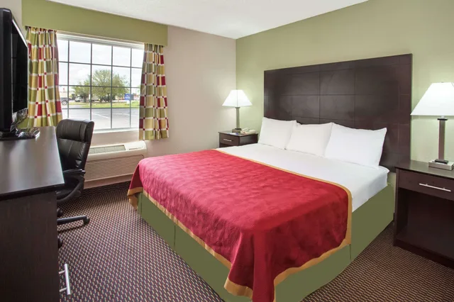 غرفة بسرير كينج لذوي الإعاقة، Baymont By Wyndham Beloit 2/10