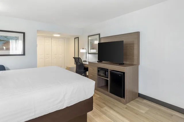 Standard, King Bed, Courtyard View, Best Western Palm Beach Lakes 2/8