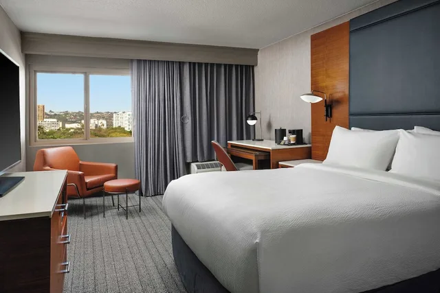 غرفة بسرير كينج مع أريكة، Courtyard Los Angeles Century City Beverly Hills 2/4