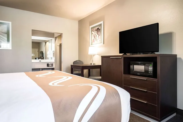 غرفة قياسية بسرير كينج، Quality Inn & Suites Bainbridge Island 3/9